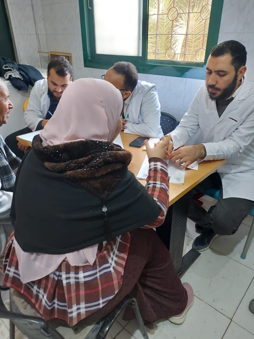 جامعة القاهرة تطلق قافلة تنموية شاملة إلى قرية الرقة الغربية