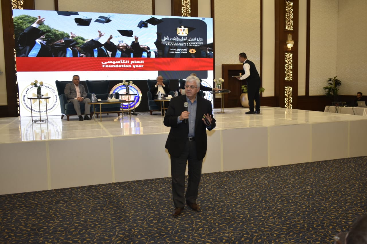 رئيس جامعة سوهاج يشارك في ورشة عمل حول تطبيق السنة التأسيسية في الجامعات الخاصة والأهلية