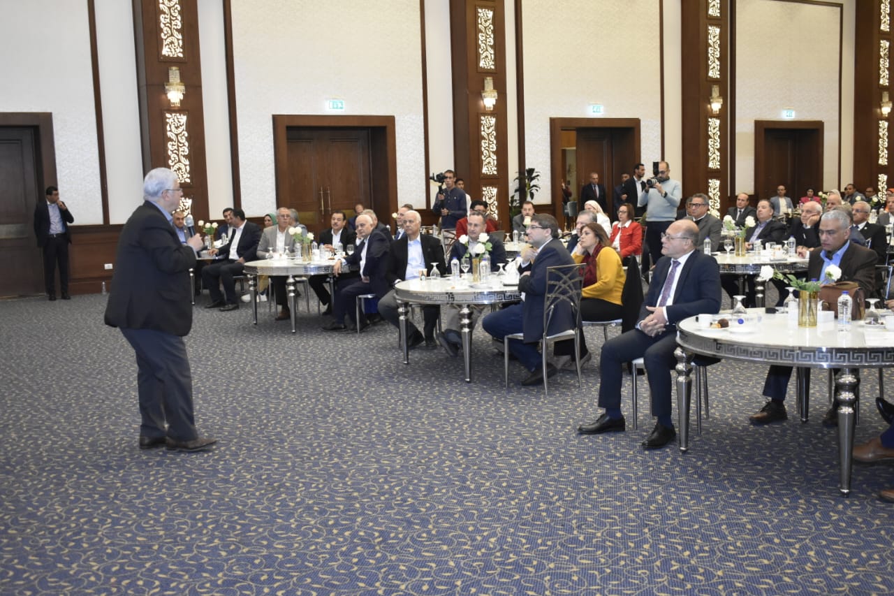 رئيس جامعة سوهاج يشارك في ورشة عمل حول تطبيق السنة التأسيسية في الجامعات الخاصة والأهلية