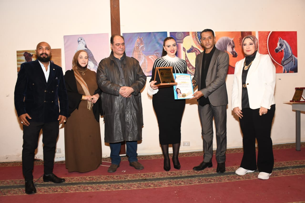 المعرض الدولي للفن التشكيلي يكرم الفنانة إيمان ناجي