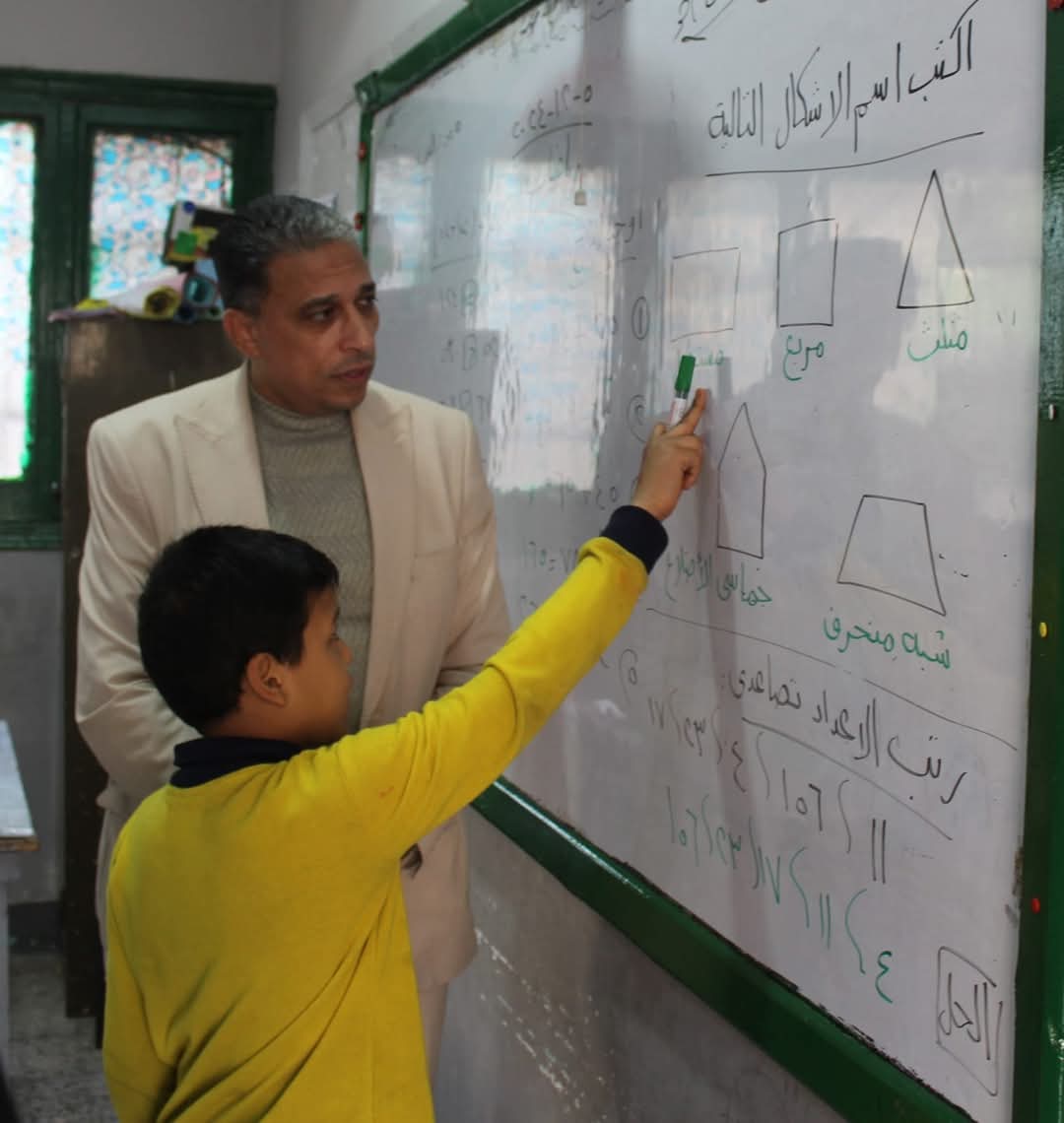 وكيل تعليم الجيزة يواصل جولاته الميدانية في إدارة الدقي