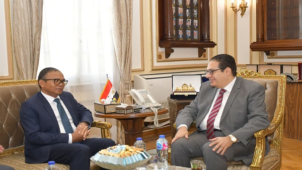 جامعة القاهرة تستقبل سفير كمبوديا لتعزيز التعاون الأكاديمي والبحثي