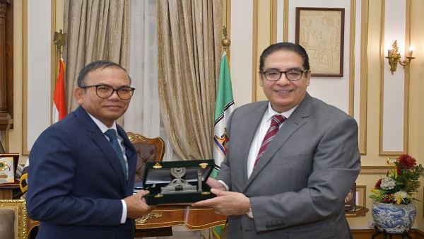 جامعة القاهرة تستقبل سفير كمبوديا لتعزيز التعاون الأكاديمي والبحثي