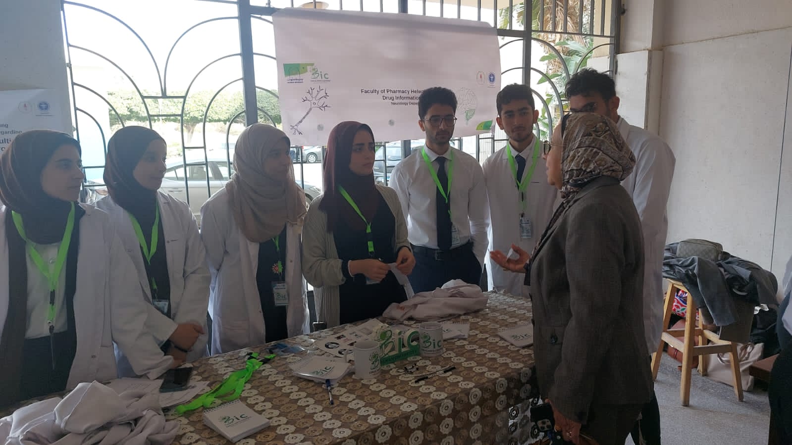 طلاب جامعة حلوان يحاكون مركز معلومات الأدوية بكلية الصيدلة