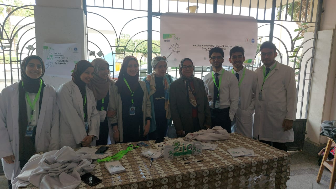 طلاب جامعة حلوان يحاكون مركز معلومات الأدوية بكلية الصيدلة