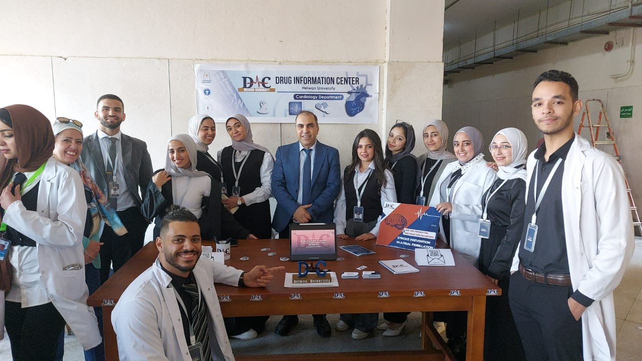 طلاب جامعة حلوان يحاكون مركز معلومات الأدوية بكلية الصيدلة