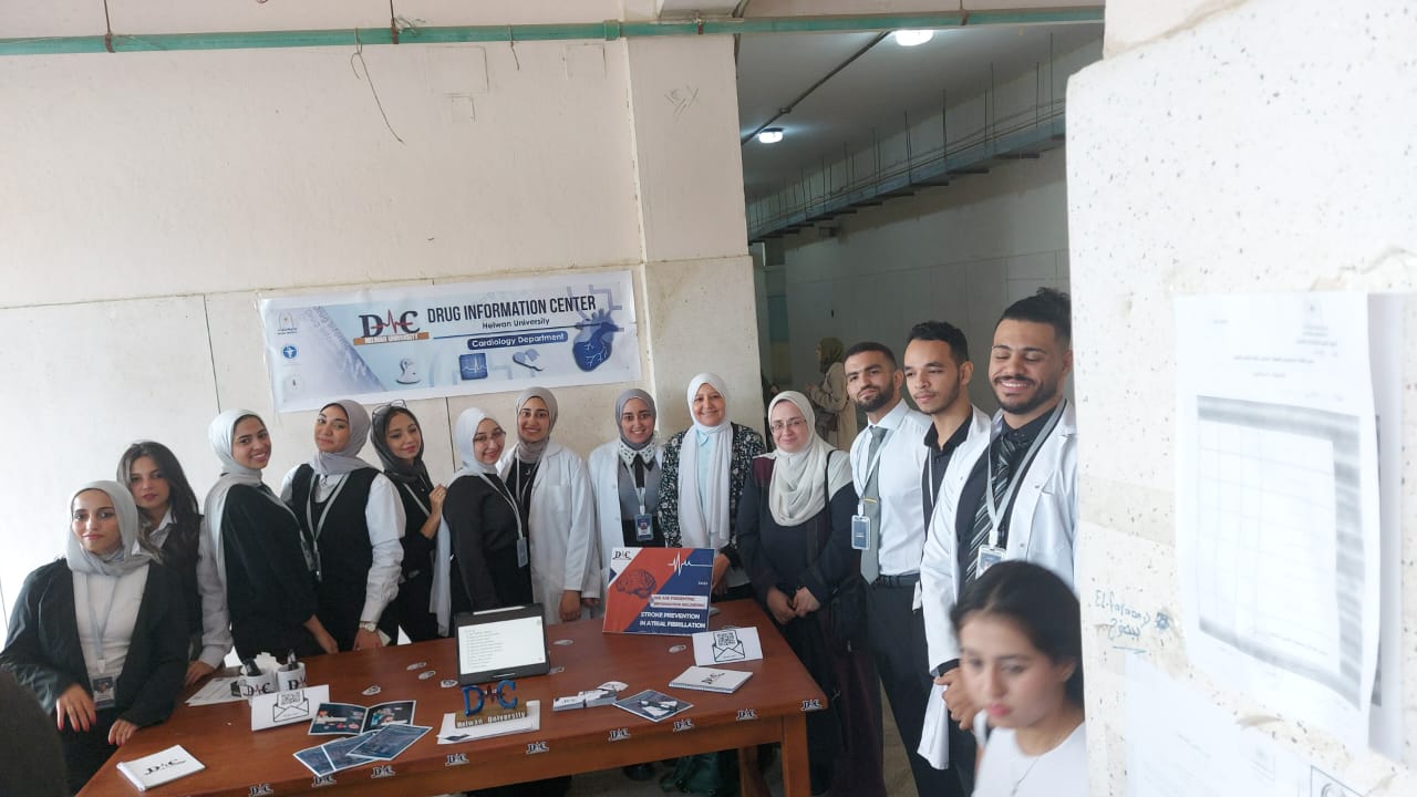 طلاب جامعة حلوان يحاكون مركز معلومات الأدوية بكلية الصيدلة