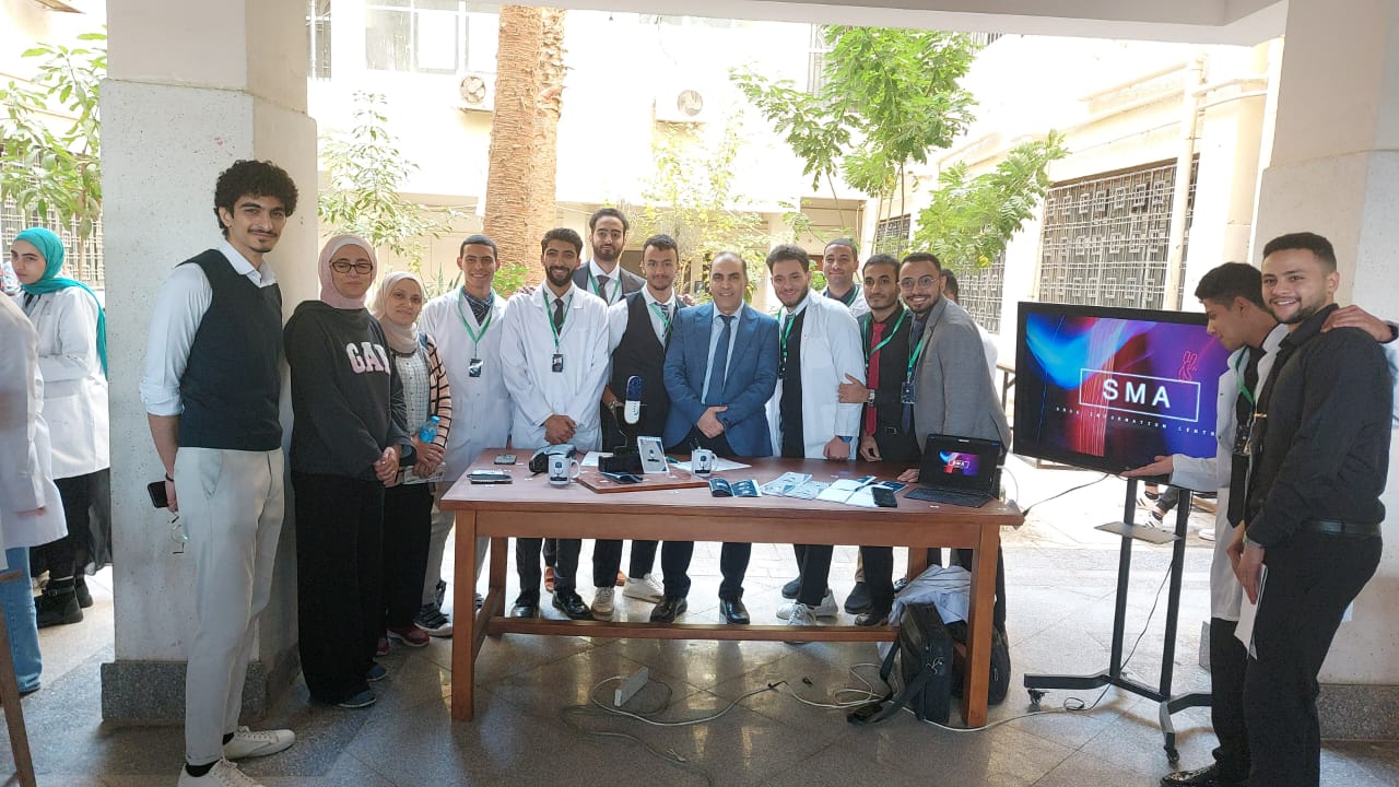 طلاب جامعة حلوان يحاكون مركز معلومات الأدوية بكلية الصيدلة