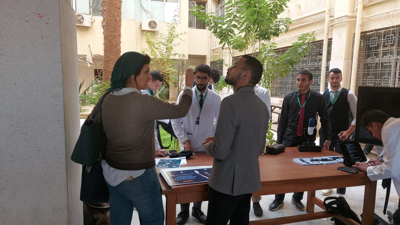 طلاب جامعة حلوان يحاكون مركز معلومات الأدوية بكلية الصيدلة