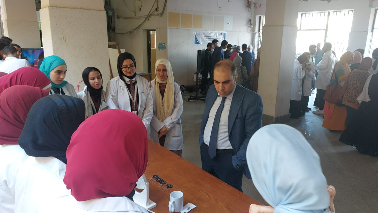 طلاب جامعة حلوان يحاكون مركز معلومات الأدوية بكلية الصيدلة