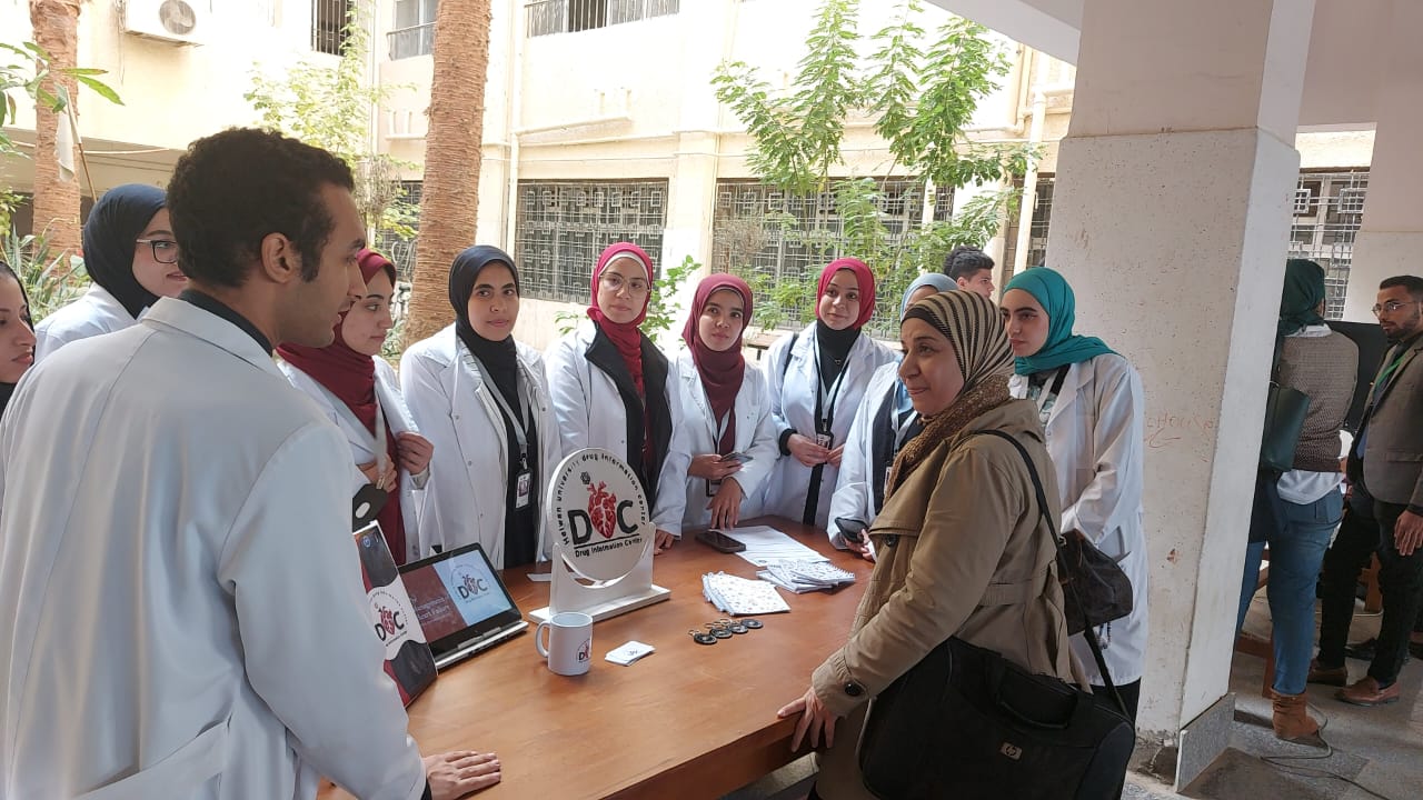 طلاب جامعة حلوان يحاكون مركز معلومات الأدوية بكلية الصيدلة
