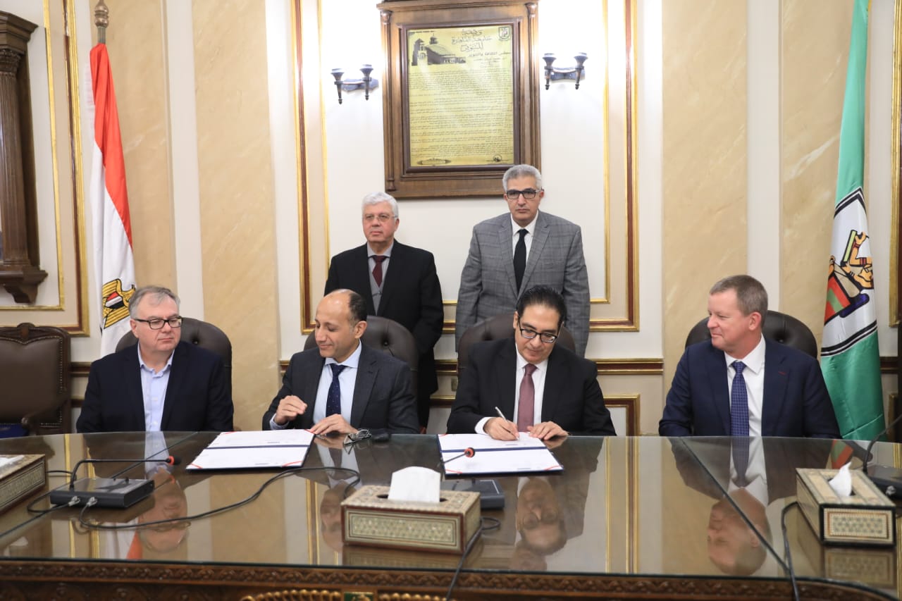 وزير التعليم العالي يشهد توقيع اتفاقية بين جامعة القاهرة وجامعة أكسفورد