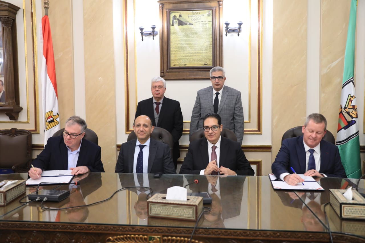 وزير التعليم العالي يشهد توقيع اتفاقية بين جامعة القاهرة وجامعة أكسفورد