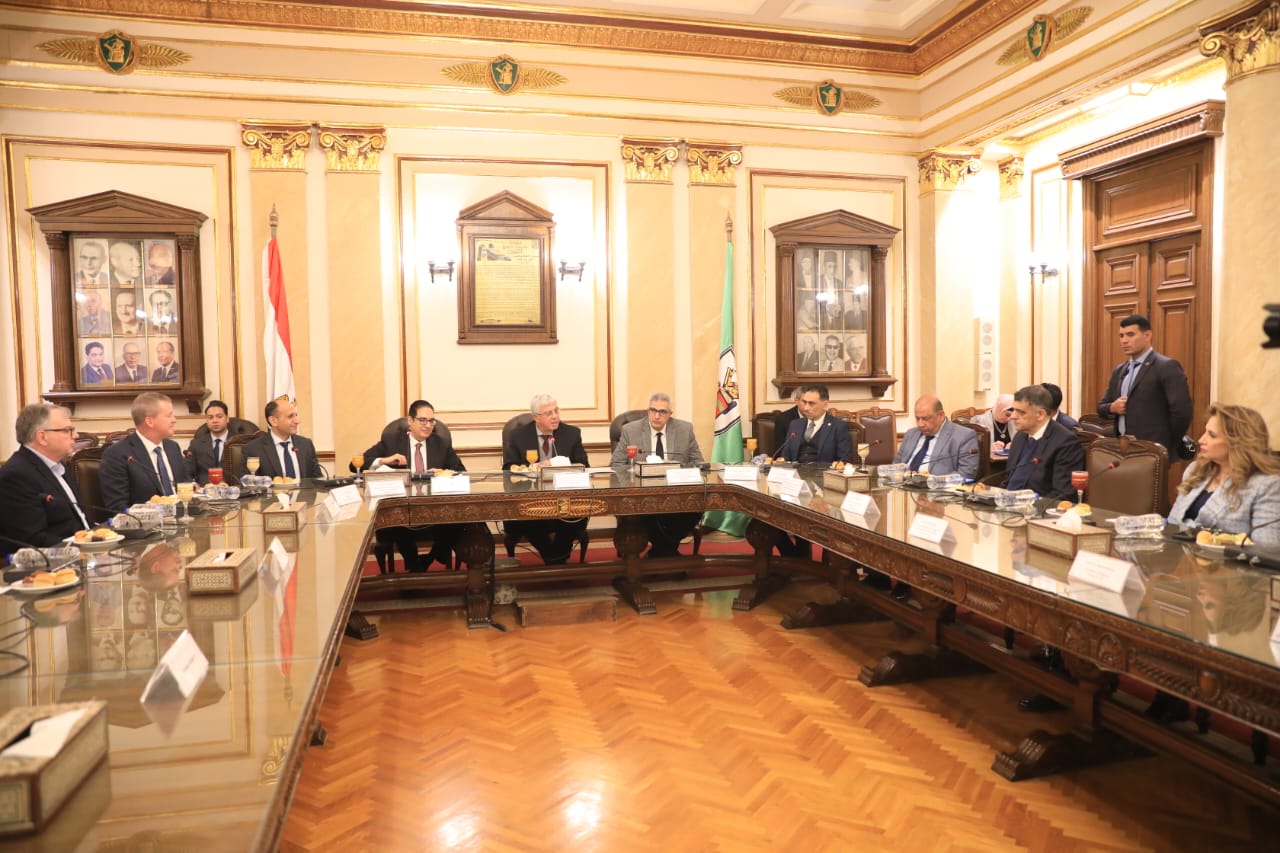 وزير التعليم العالي يشهد توقيع اتفاقية بين جامعة القاهرة وجامعة أكسفورد