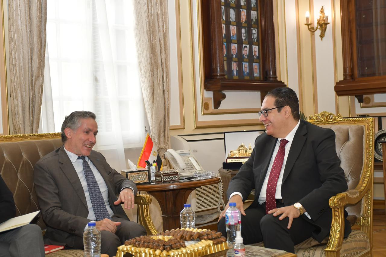 جامعة القاهرة والوكالة الفرانكفونية تبحثان آفاق جديدة للتعاون في التعليم والبحث العلمي