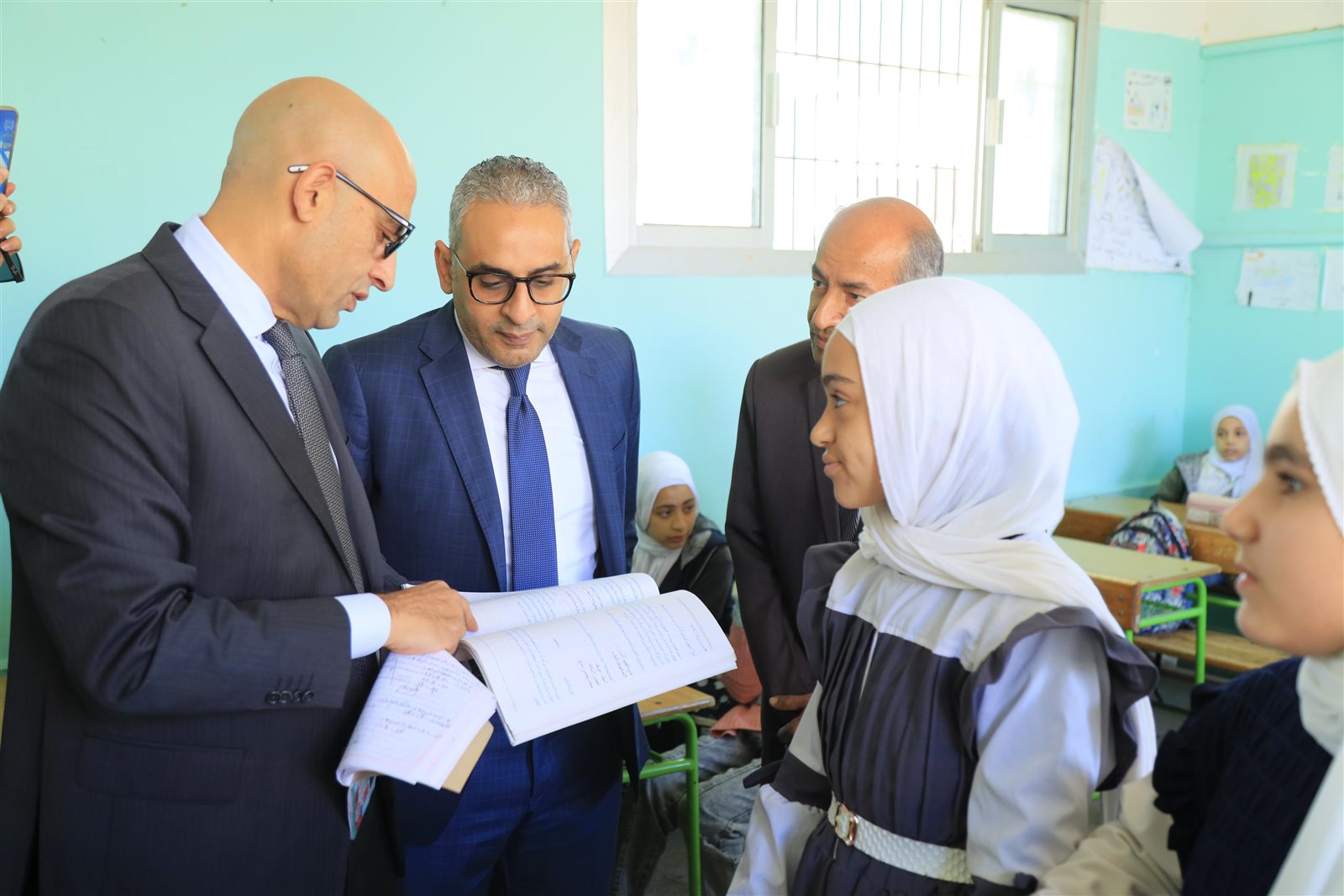 وزير التربية والتعليم يتفقد مدارس الغربية ويشيد بانضباط الدراسة