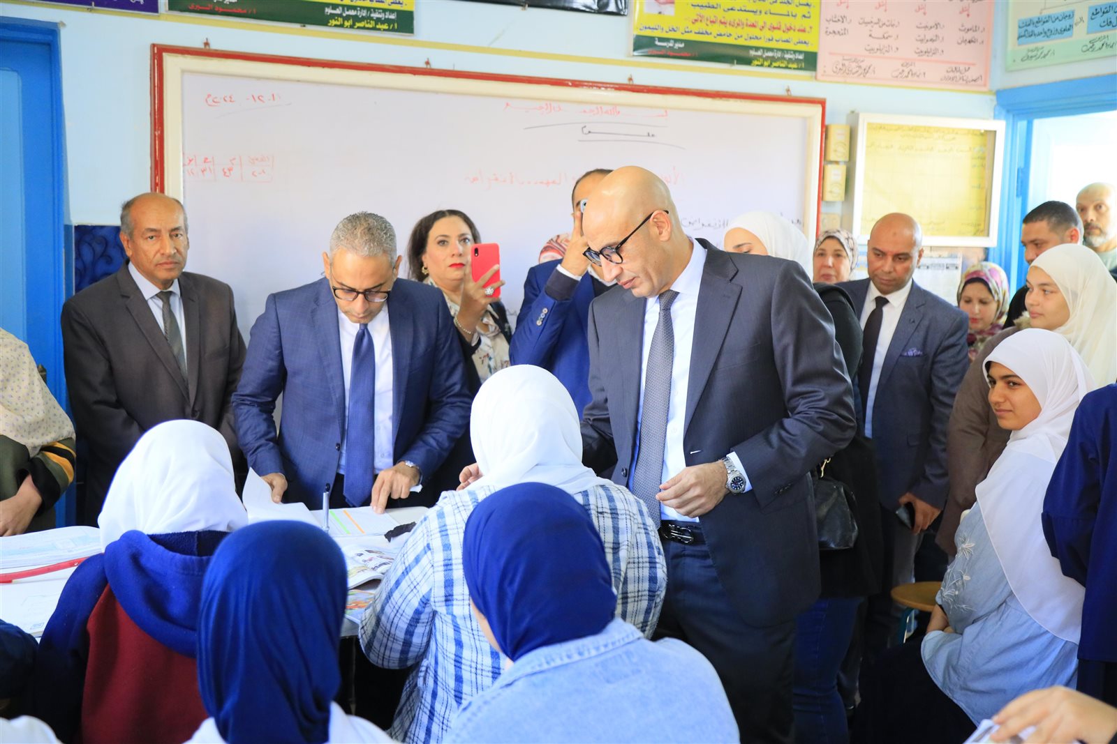 وزير التربية والتعليم يتفقد مدارس الغربية ويشيد بانضباط الدراسة