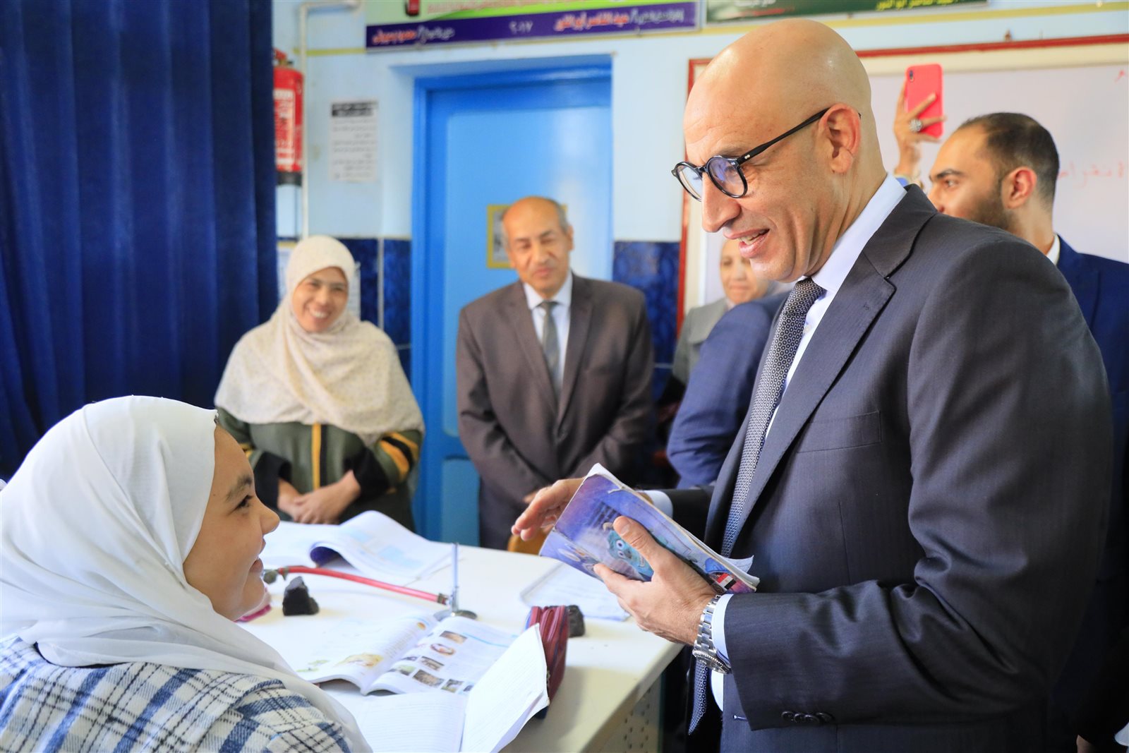 وزير التربية والتعليم يتفقد مدارس الغربية ويشيد بانضباط الدراسة