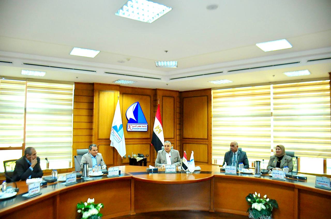 مجلس عمداء جامعة كفر الشيخ يناقش الاستعداد لامتحانات الفصل الدراسي الأول