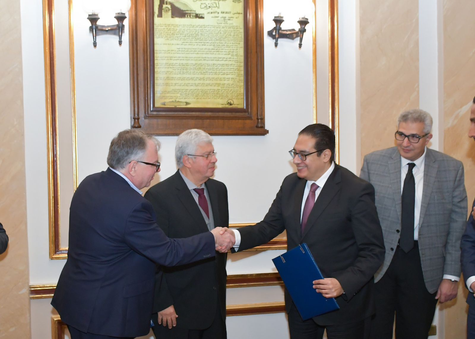 جامعة القاهرة تعقد شراكة استراتيجية مع جامعة أكسفورد لتطوير علاجات الأورام المتقدمة