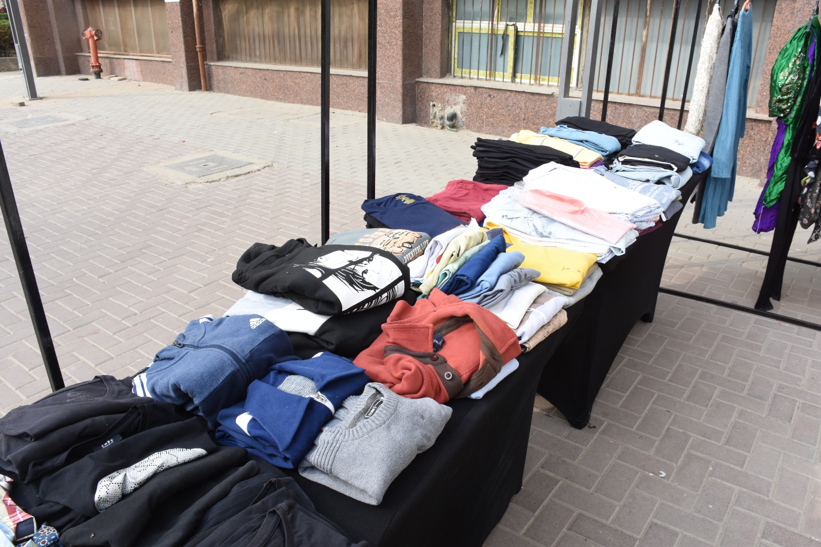 جامعة عين شمس تدعم التكافل المجتمعي بمعرض خيري للملابس