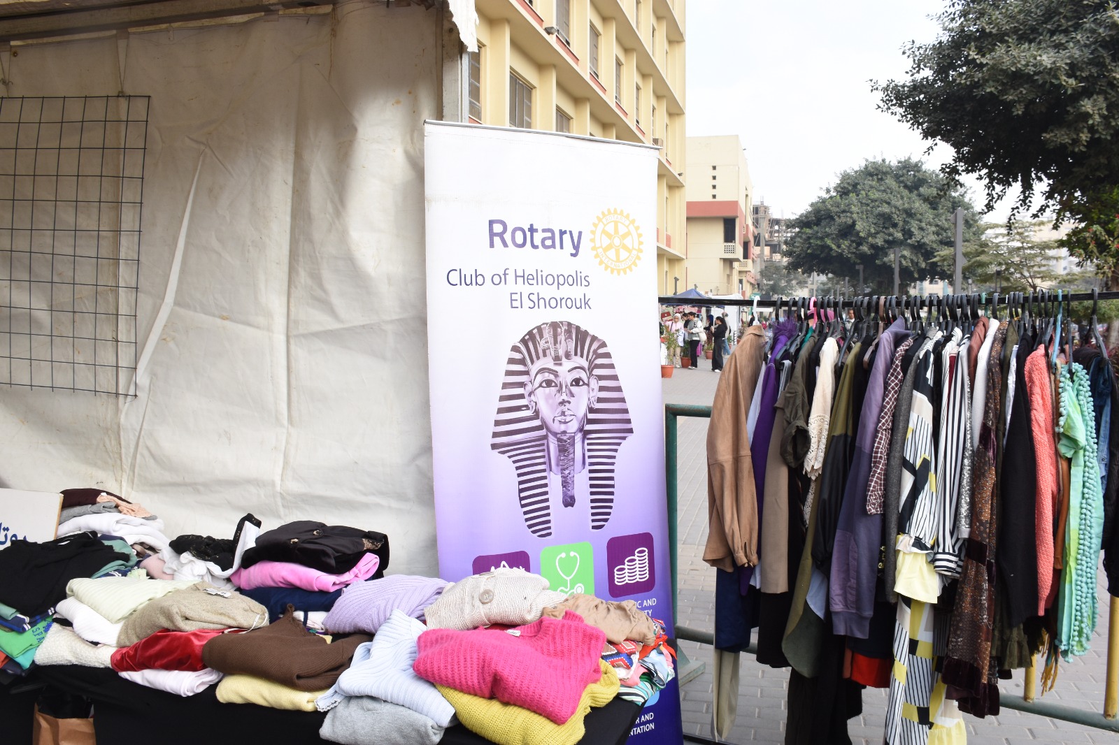 جامعة عين شمس تدعم التكافل المجتمعي بمعرض خيري للملابس