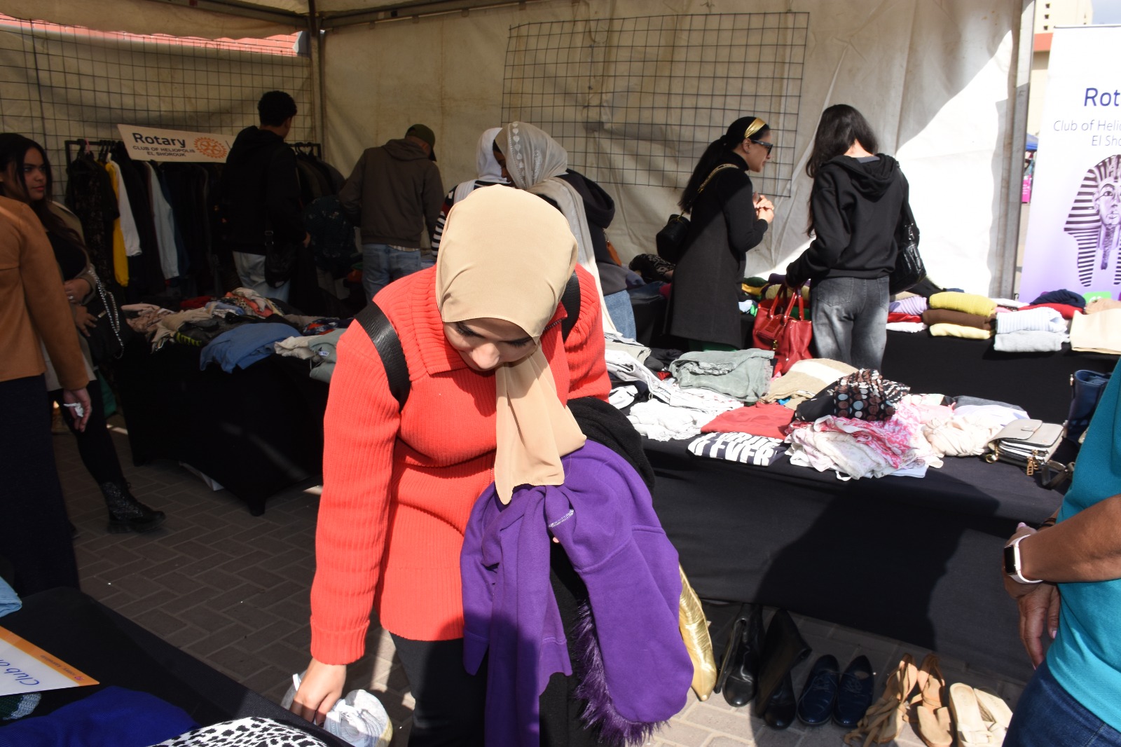 جامعة عين شمس تدعم التكافل المجتمعي بمعرض خيري للملابس