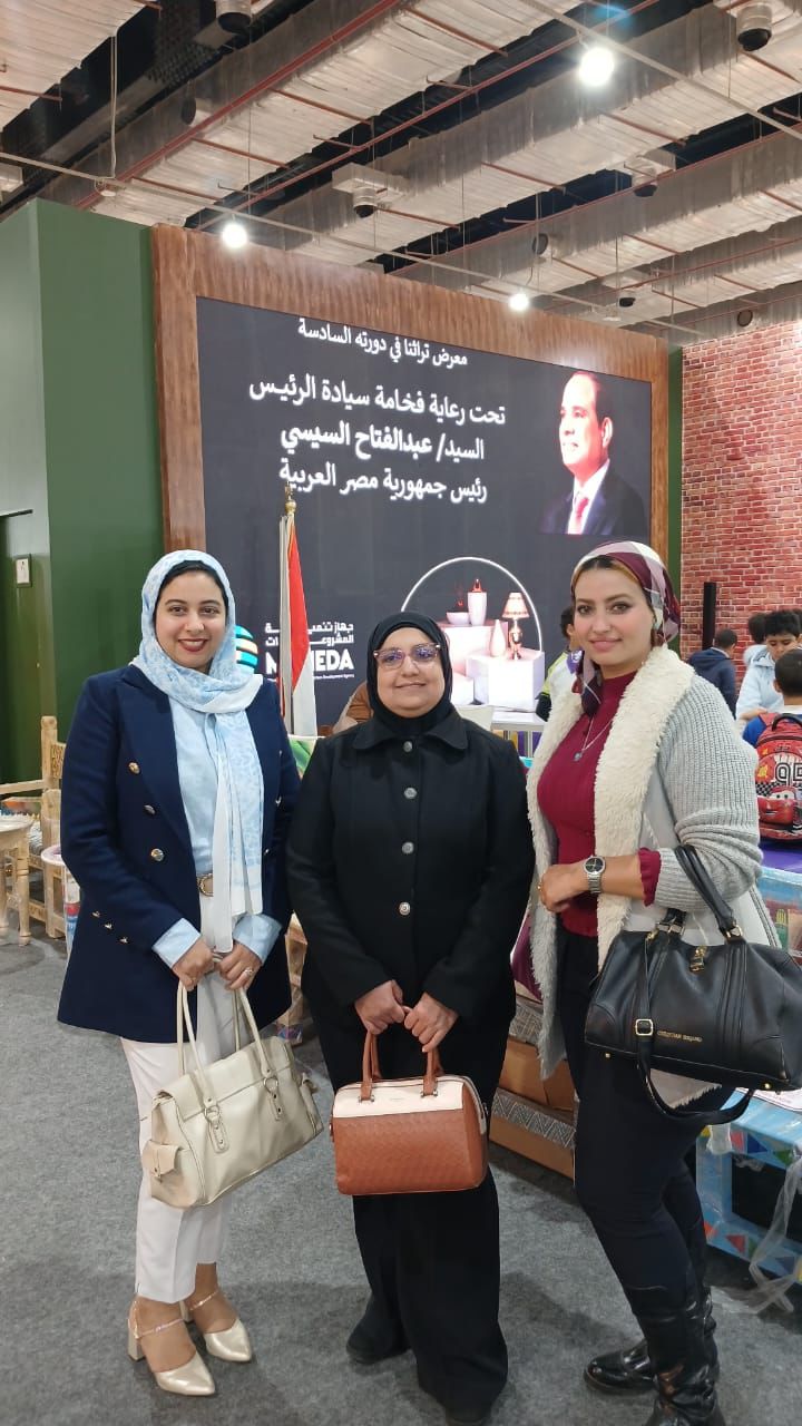 وفد من جامعة القاهرة فى زيارة لمعرض