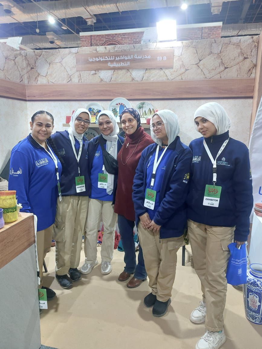 وفد من جامعة القاهرة فى زيارة لمعرض