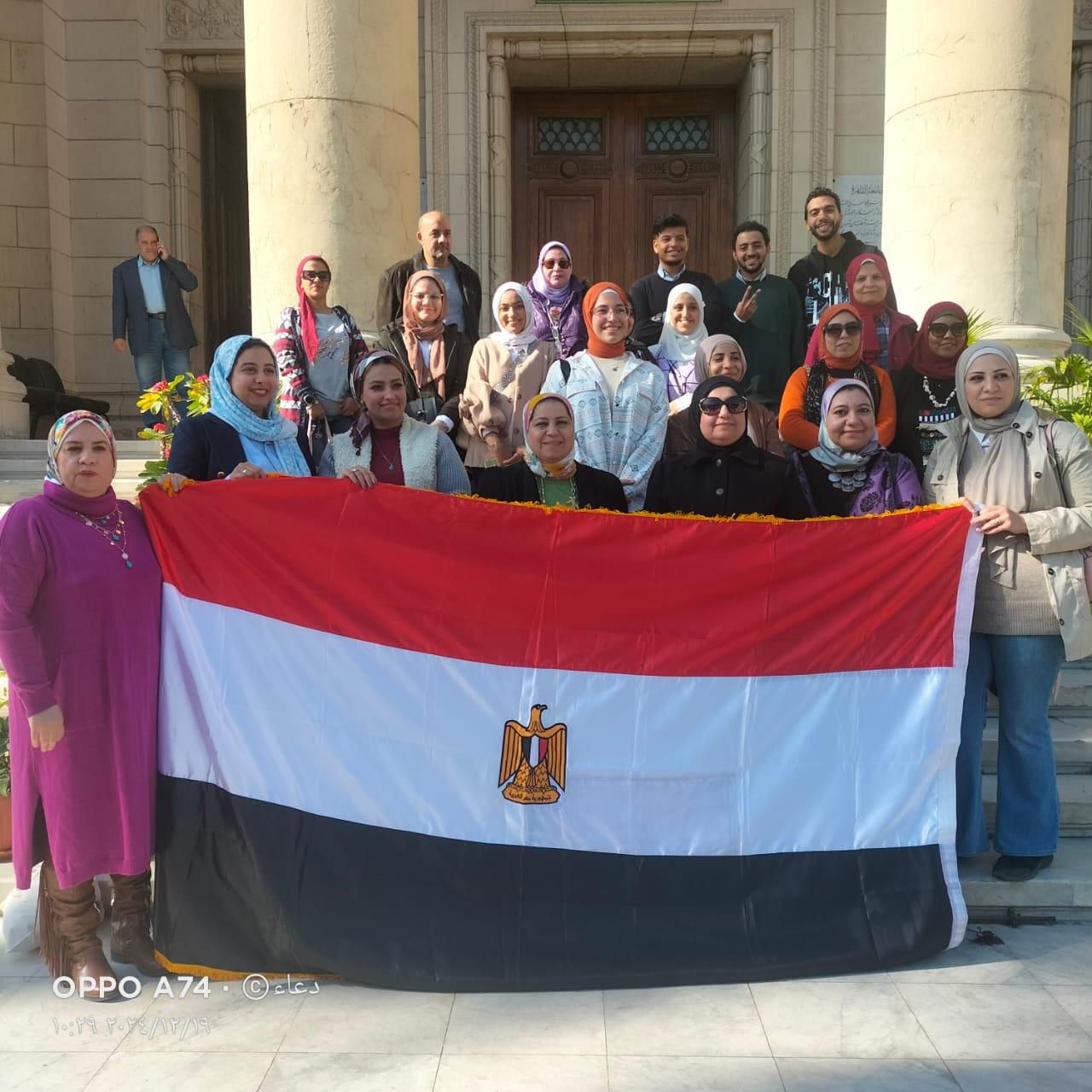 وفد من جامعة القاهرة فى زيارة لمعرض