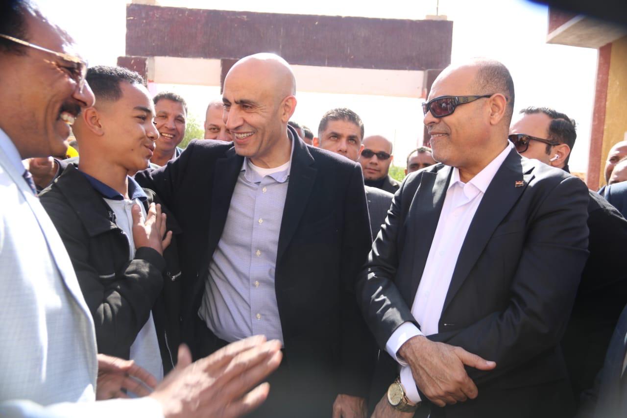 وزيرا العمل والتعليم يتفقدان مركز قفط للتدريب المهني