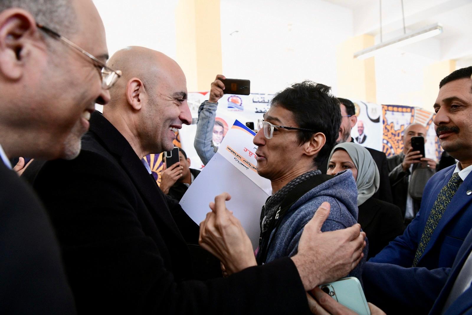 وزيرا العمل والتعليم يتفقدان مركز قفط للتدريب المهني