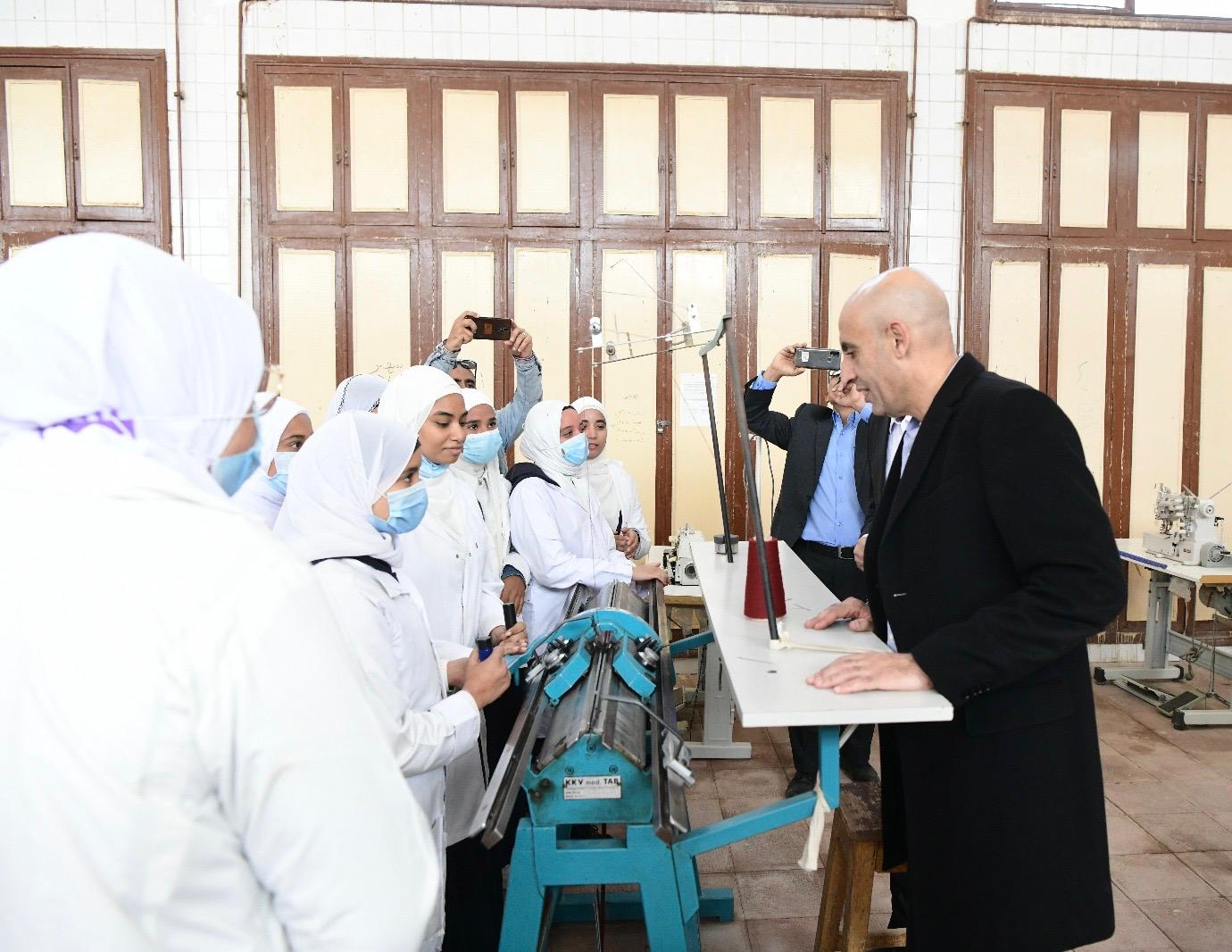 وزيرا العمل والتعليم يتفقدان مركز قفط للتدريب المهني