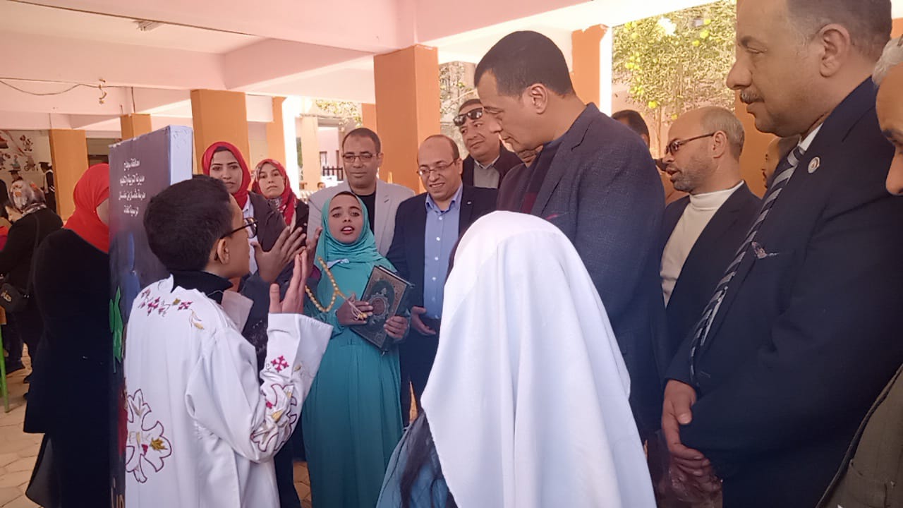 مدير تعليم سوهاج يكرم أوائل الشهادة الإعدادية في مدرسة عثمان بن عفان