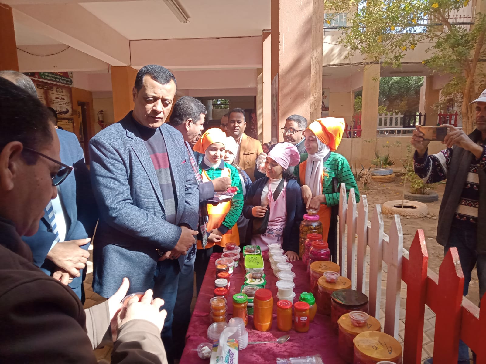 مدير تعليم سوهاج يكرم أوائل الشهادة الإعدادية في مدرسة عثمان بن عفان