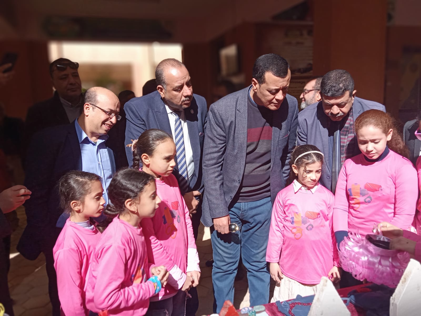 مدير تعليم سوهاج يكرم أوائل الشهادة الإعدادية في مدرسة عثمان بن عفان