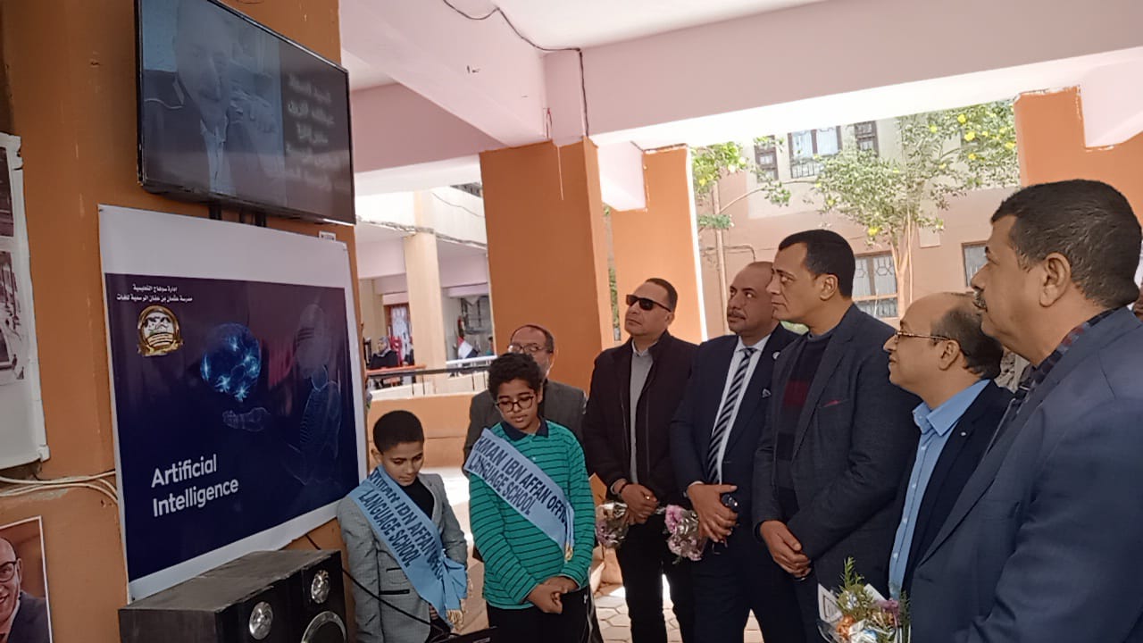 مدير تعليم سوهاج يكرم أوائل الشهادة الإعدادية في مدرسة عثمان بن عفان