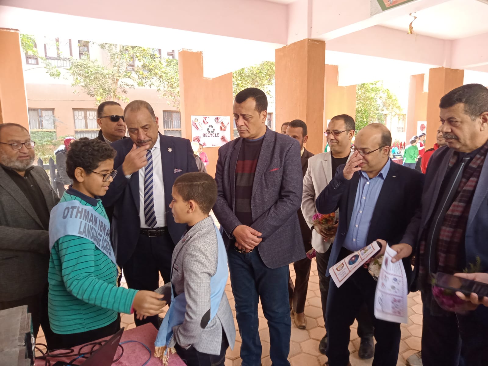 مدير تعليم سوهاج يكرم أوائل الشهادة الإعدادية في مدرسة عثمان بن عفان