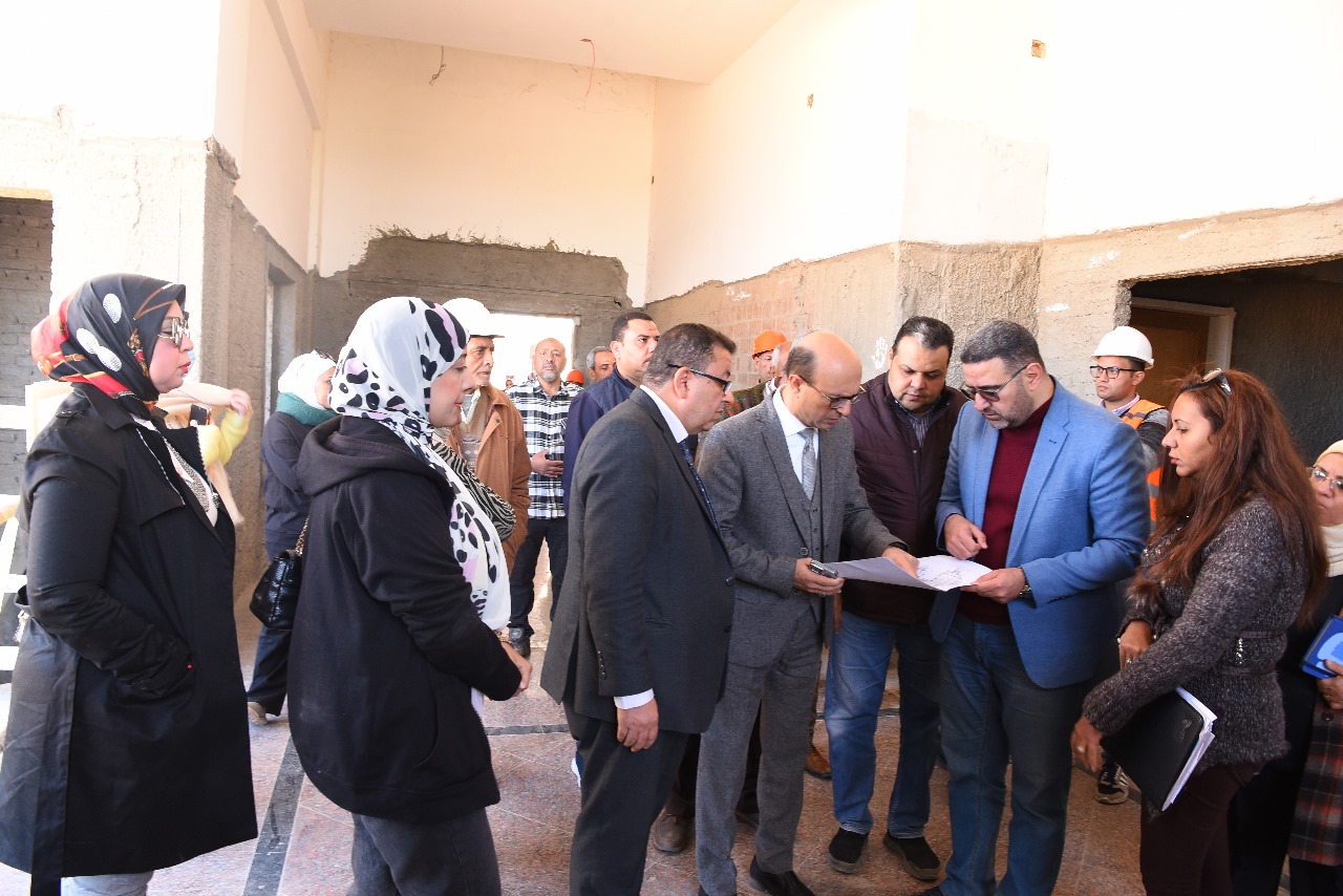 رئيس جامعة أسيوط يتفقد سير العمل في مشروع مقر كلية التربية للطفولة المبكرة بأسيوط الجديدة