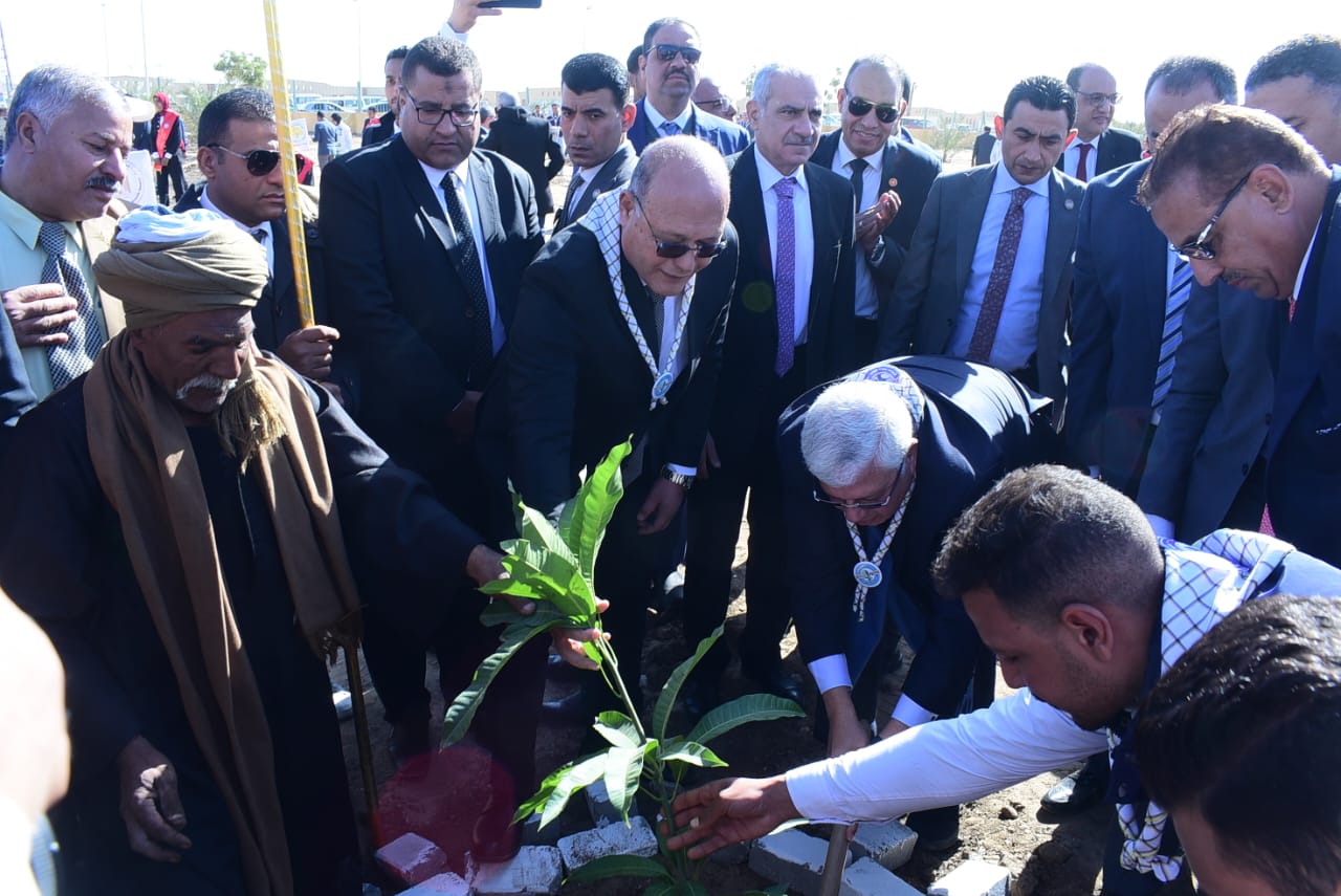 جامعة سوهاج تزرع 60 شجرة مثمرة ضمن مبادرة 100 مليون شجرة لتحقيق التحول الأخضر