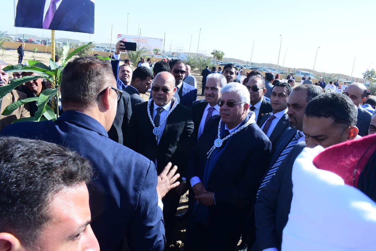 جامعة سوهاج تزرع 60 شجرة مثمرة ضمن مبادرة 100 مليون شجرة لتحقيق التحول الأخضر