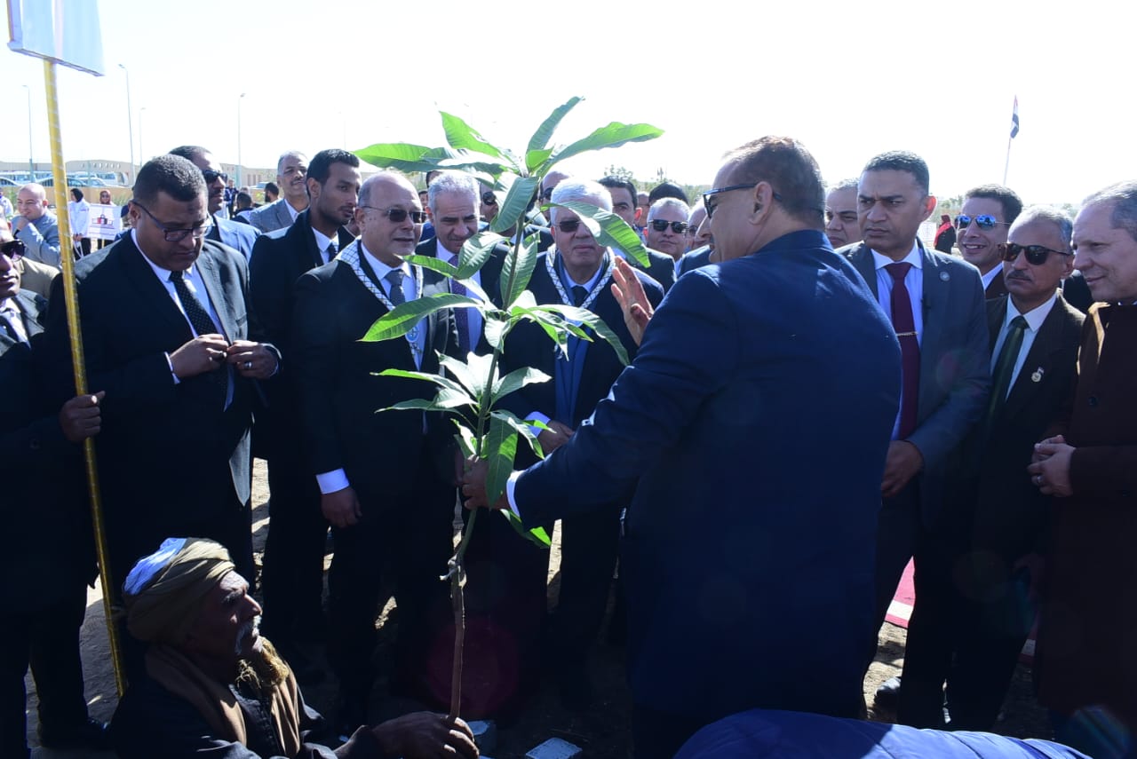 جامعة سوهاج تزرع 60 شجرة مثمرة ضمن مبادرة 100 مليون شجرة لتحقيق التحول الأخضر