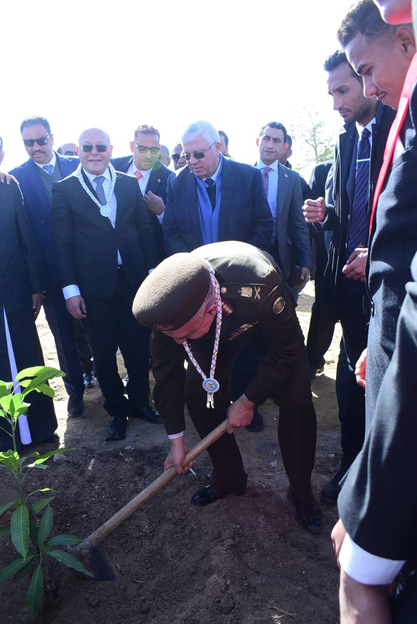 جامعة سوهاج تزرع 60 شجرة مثمرة ضمن مبادرة 100 مليون شجرة لتحقيق التحول الأخضر