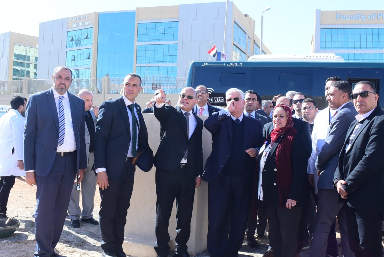 وزير التعليم العالي يضع حجر الأساس لمستشفى الحروق ويفتتح وحدات طبية متطورة بسوهاج