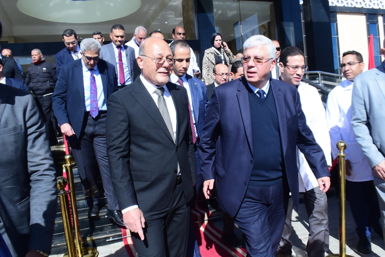 وزير التعليم العالي يضع حجر الأساس لمستشفى الحروق ويفتتح وحدات طبية متطورة بسوهاج