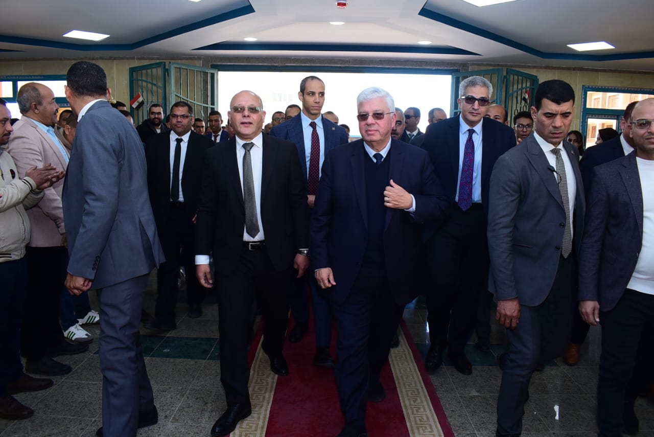 وزير التعليم العالي يضع حجر الأساس لمستشفى الحروق ويفتتح وحدات طبية متطورة بسوهاج