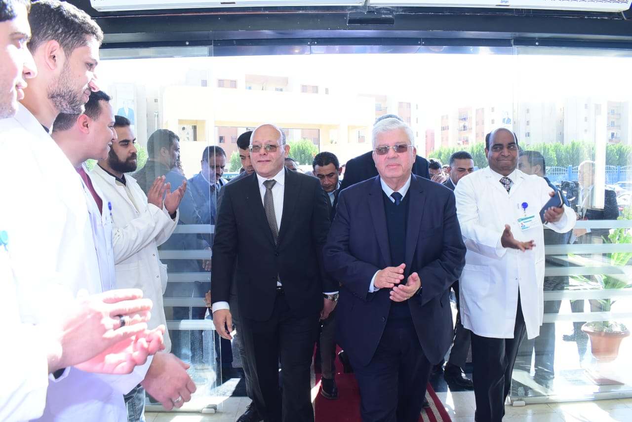 وزير التعليم العالي يضع حجر الأساس لمستشفى الحروق ويفتتح وحدات طبية متطورة بسوهاج