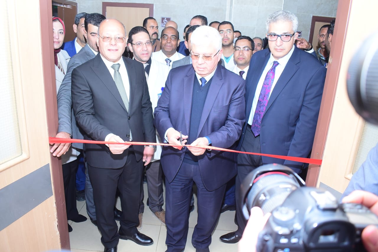 وزير التعليم العالي يضع حجر الأساس لمستشفى الحروق ويفتتح وحدات طبية متطورة بسوهاج