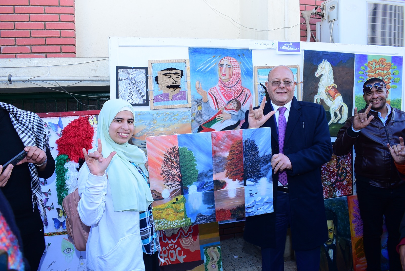 إبداعات طلابية تتألق في مهرجان فكرة ولون في جامعة سوهاج