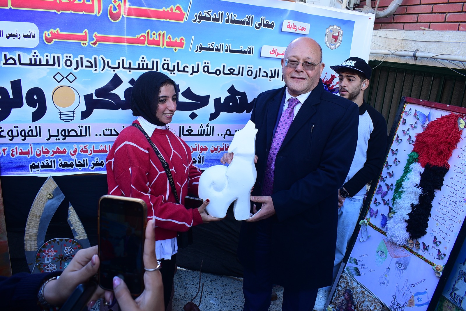 إبداعات طلابية تتألق في مهرجان فكرة ولون في جامعة سوهاج